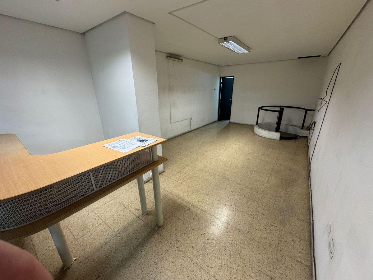 Foto de VENTA LOCAL CENTRO CON BAÑO Y OFICINAS, imagen 2