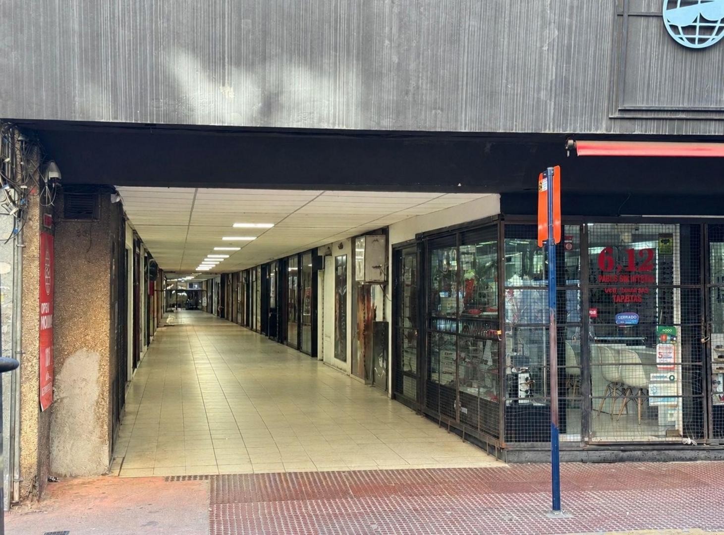 Foto de VENTA LOCAL CENTRO CON BAÑO Y OFICINAS, imagen 1