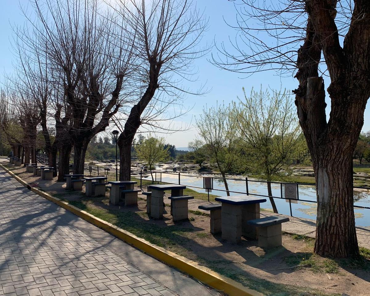 Local Sobre Costanera de Cabalango con Importante Lote 4