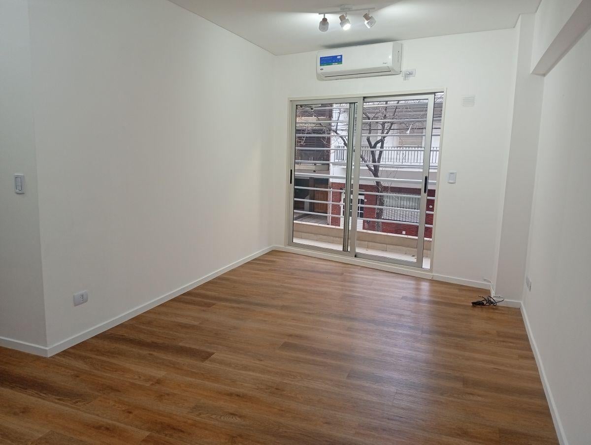 Hermoso semipiso al frente con balcon corrido. Edificio con piscina