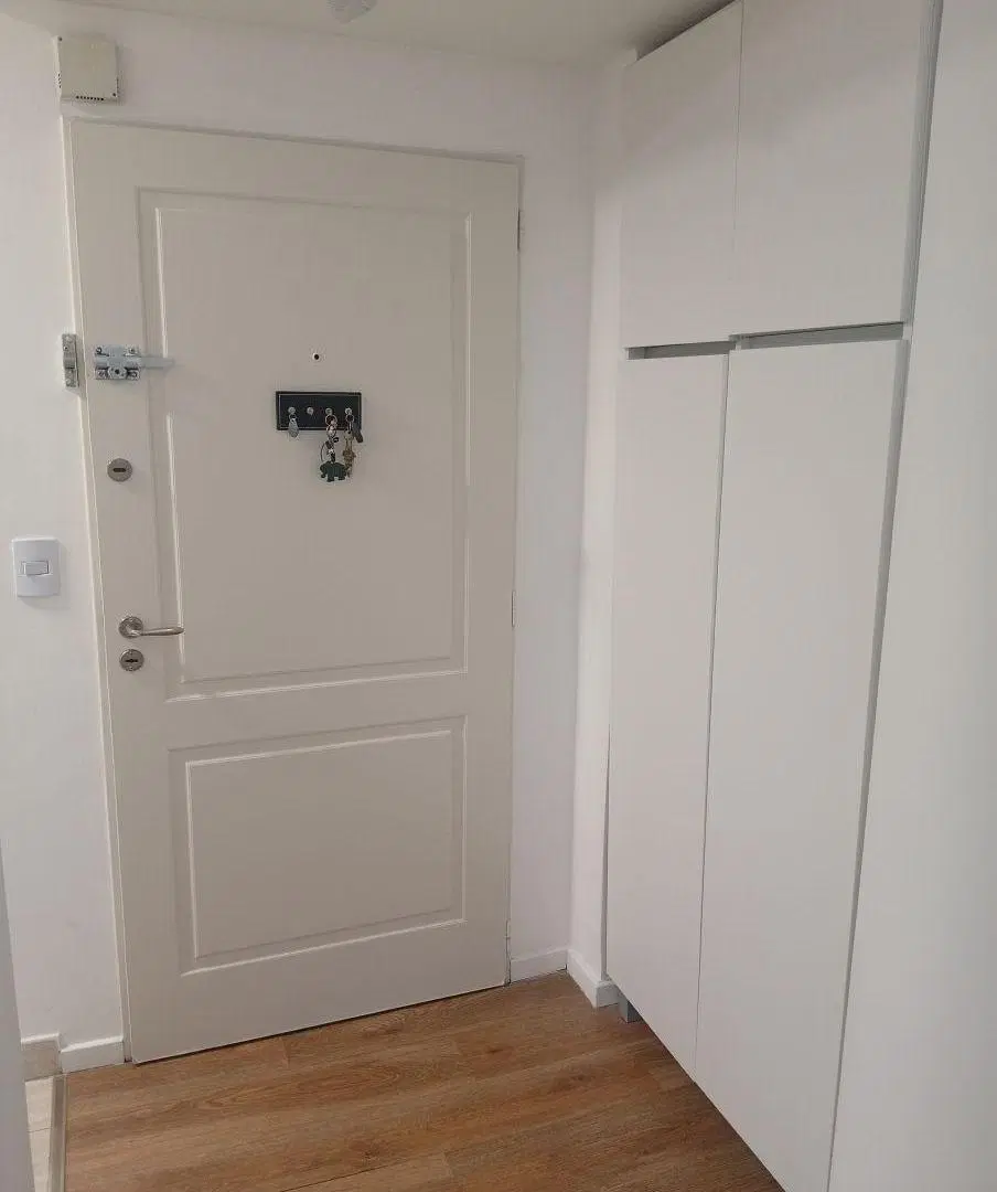 Hermoso semipiso al frente con balcon corrido. Edificio con piscina 2
