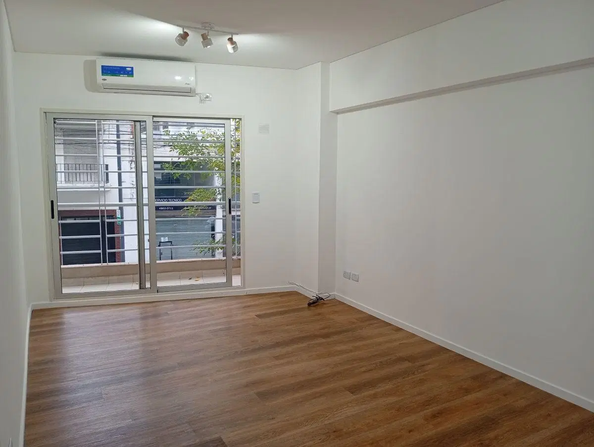 Hermoso semipiso al frente con balcon corrido. Edificio con piscina 5