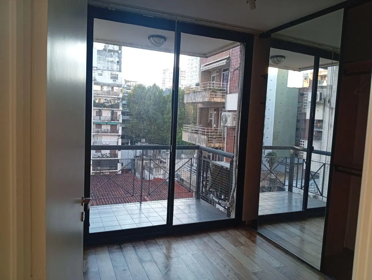Hermoso 2 al C/frente con balcon. Aire acondicionado, edificio con piscina y laundry 4