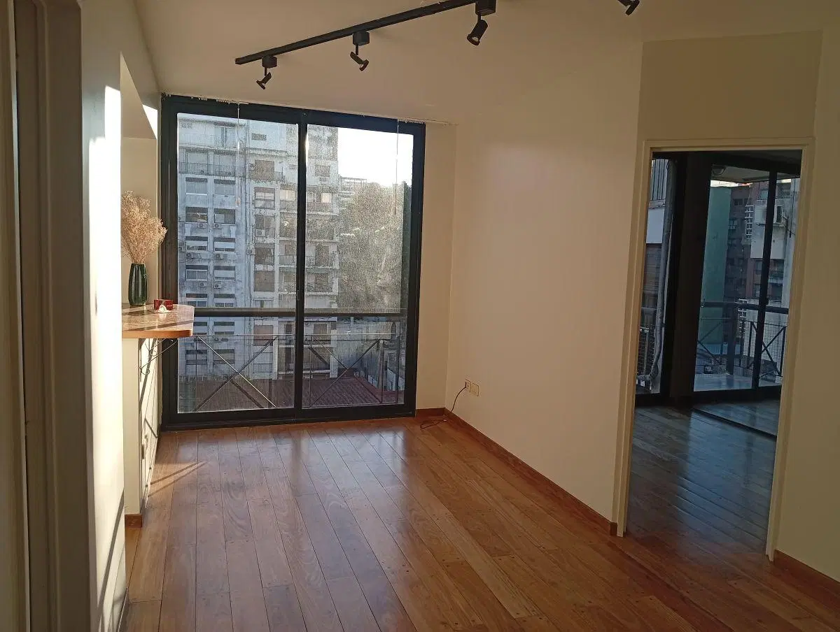 Hermoso 2 al C/frente con balcon. Aire acondicionado, edificio con piscina y laundry 3