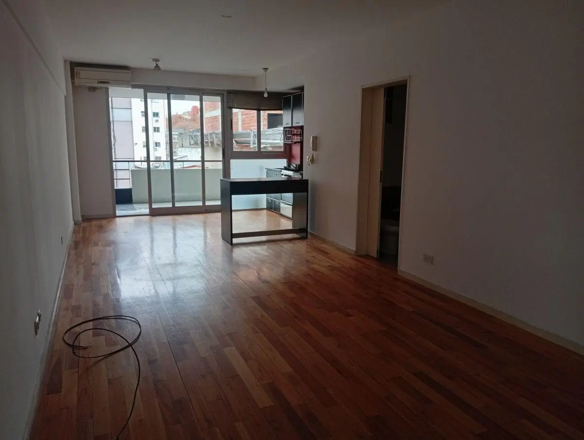 Hermoso 2 ambientes al frente con balcon. Edificio con piscina y solarium 4