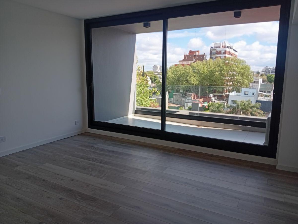 Foto de Hermoso y muy amplio monoambiente con balcón aterrazado, edificio, imagen 1