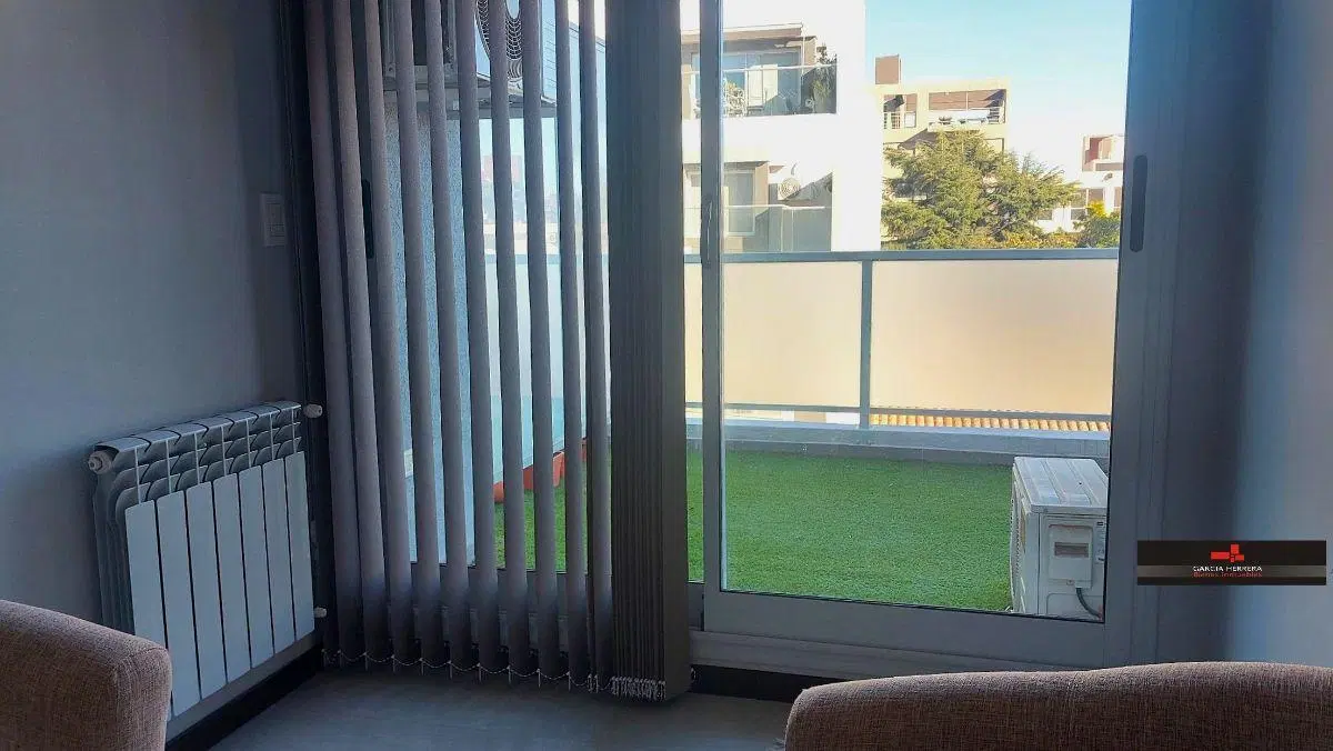 CENTRO: 2 DORMIT. AMOBLADO, FRENTE CON BALCON, COCHERA Y PILETA. 3