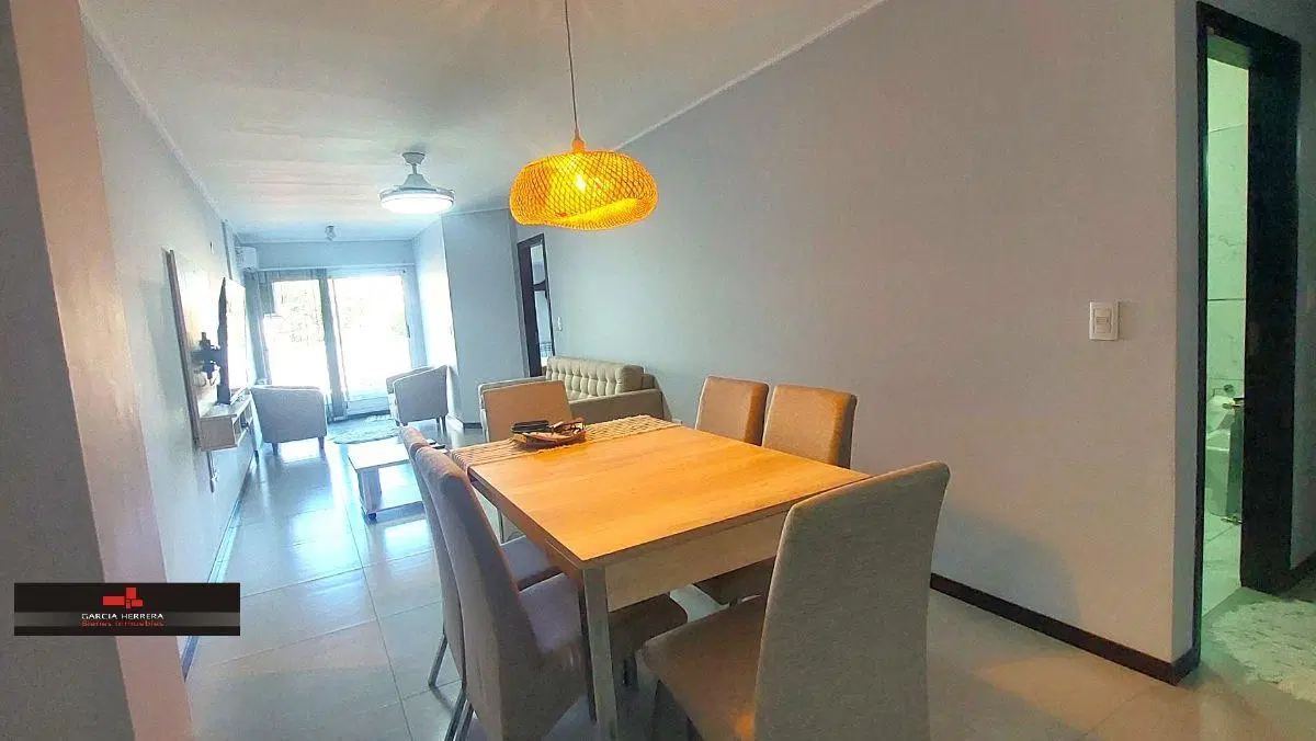 CENTRO: 2 DORMIT. AMOBLADO, FRENTE CON BALCON, COCHERA Y PILETA. 5