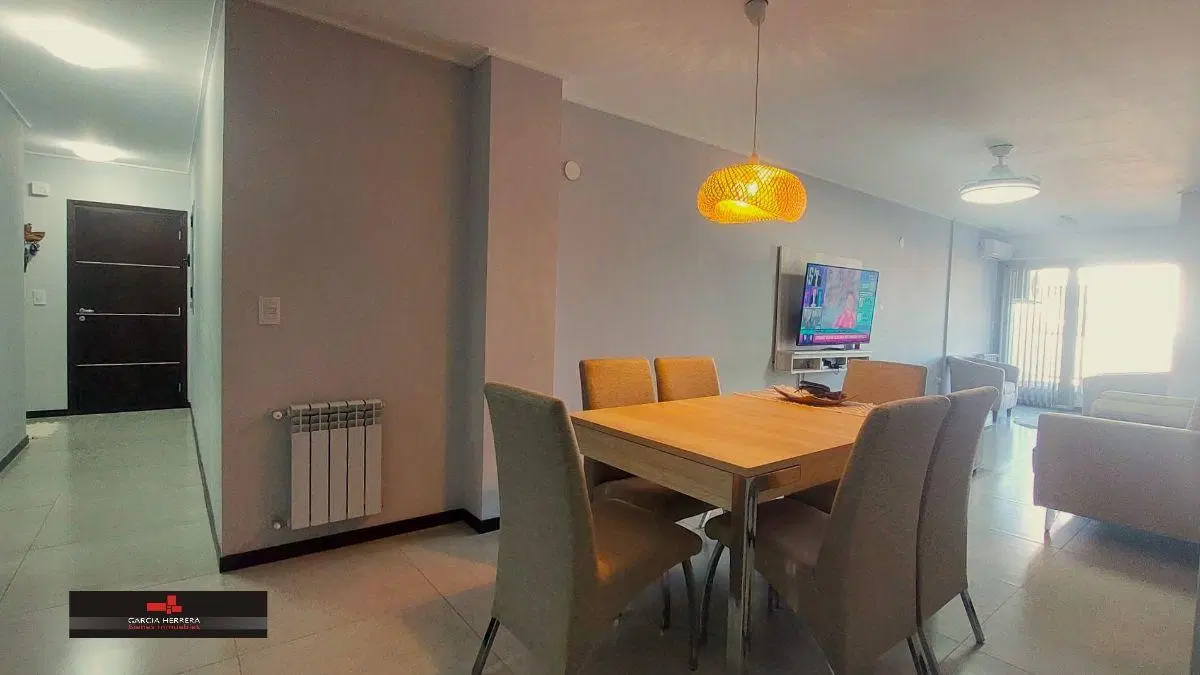 CENTRO: 2 DORMIT. AMOBLADO, FRENTE CON BALCON, COCHERA Y PILETA. 2