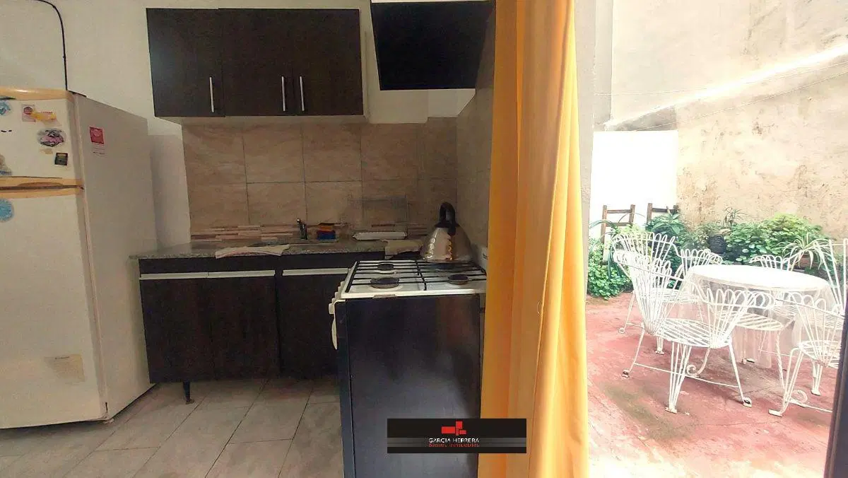 1 DORMIT. - DEPTO MUY AMPLIO, CON PATIO, COCHERA y PILETA. 2