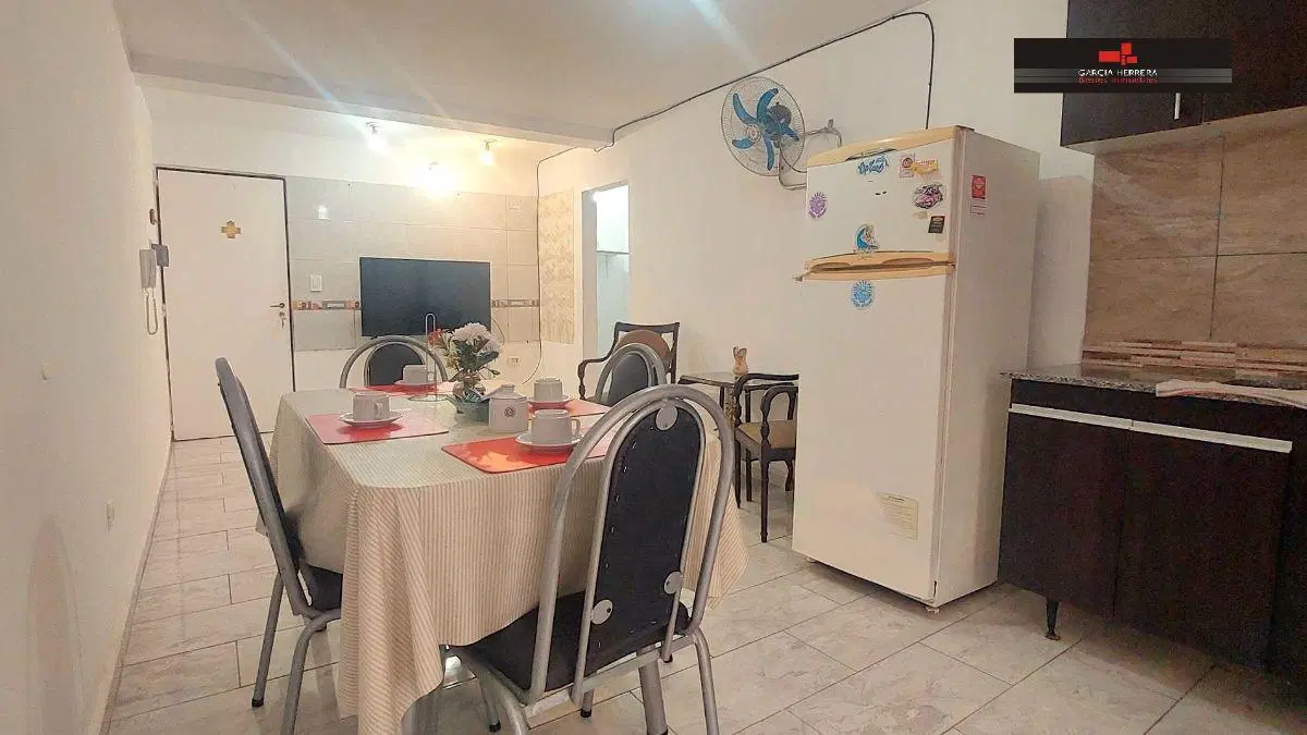 1 DORMIT. - DEPTO MUY AMPLIO, CON PATIO, COCHERA y PILETA. 1