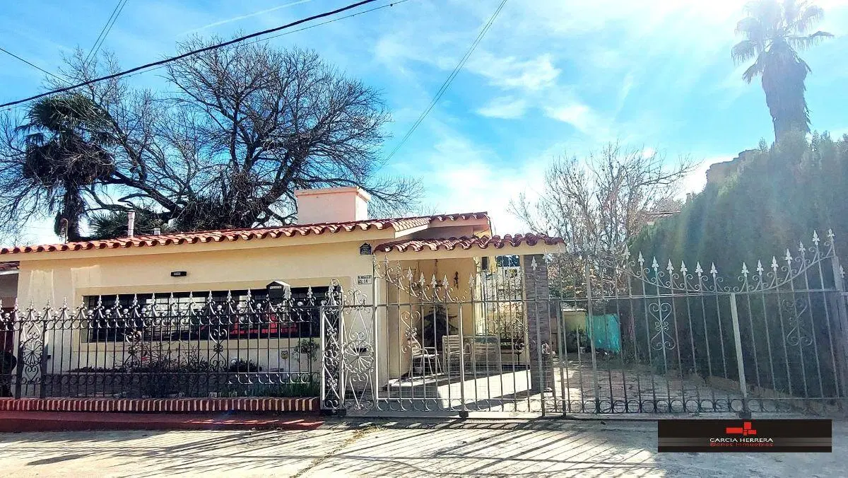 Casa Impecable, hermosa y en Exc. Ubicación. 2
