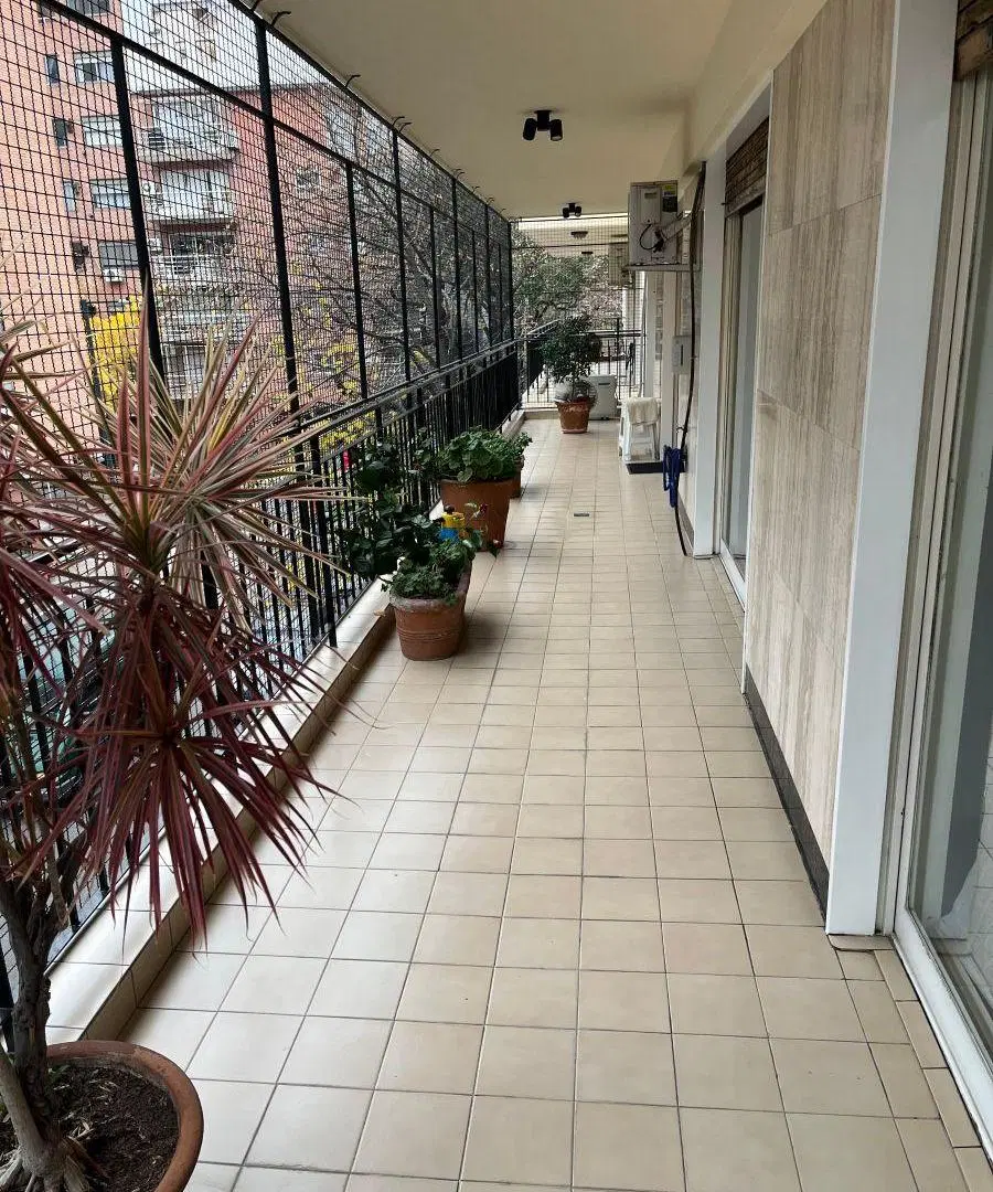 Departamento en venta con espectacular patio y dos cocheras fijas 3