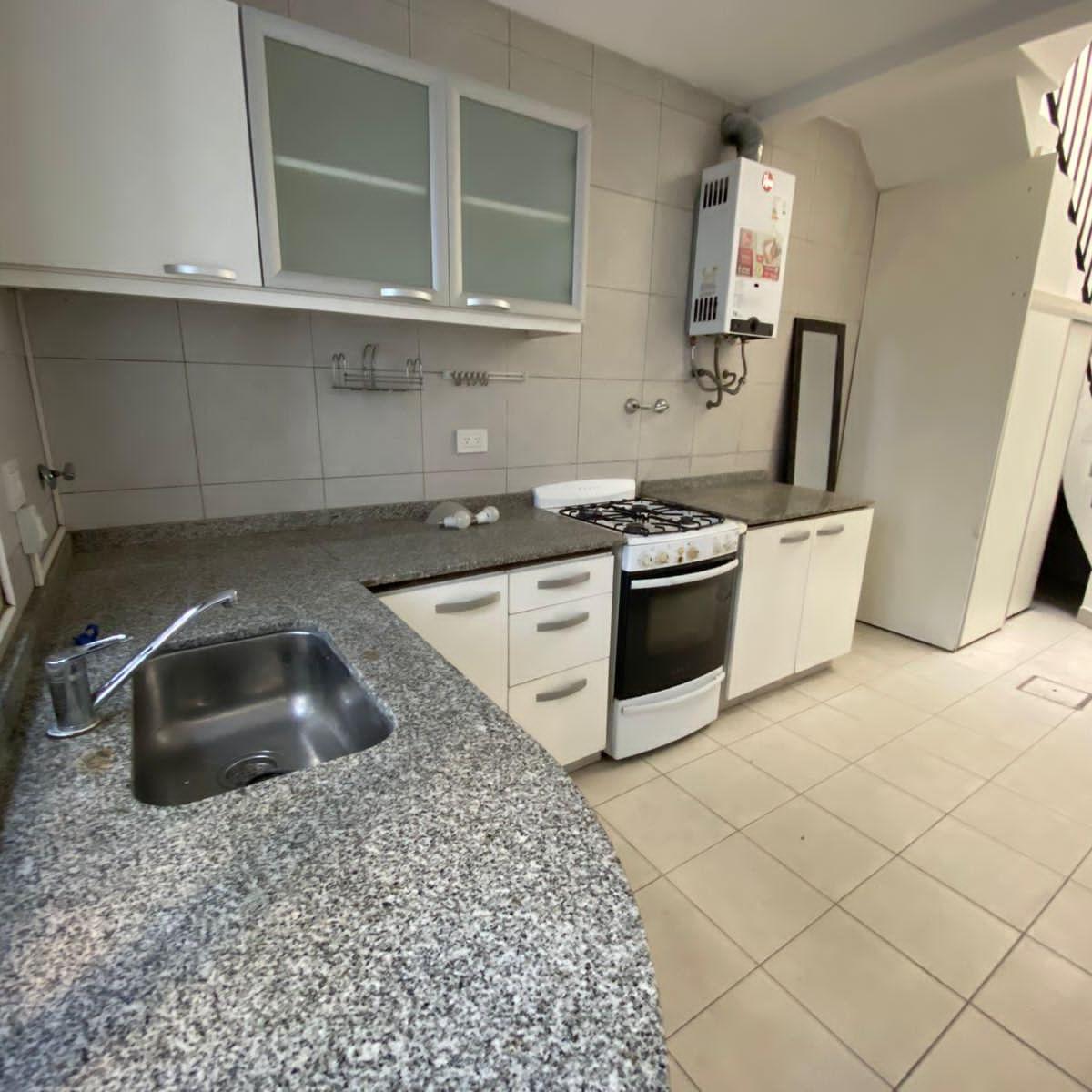 4 Ambientes Amplios Tipo Casa - Planta Baja y Primer Piso con Terraza y Patio (Se Vende con Renta) 5