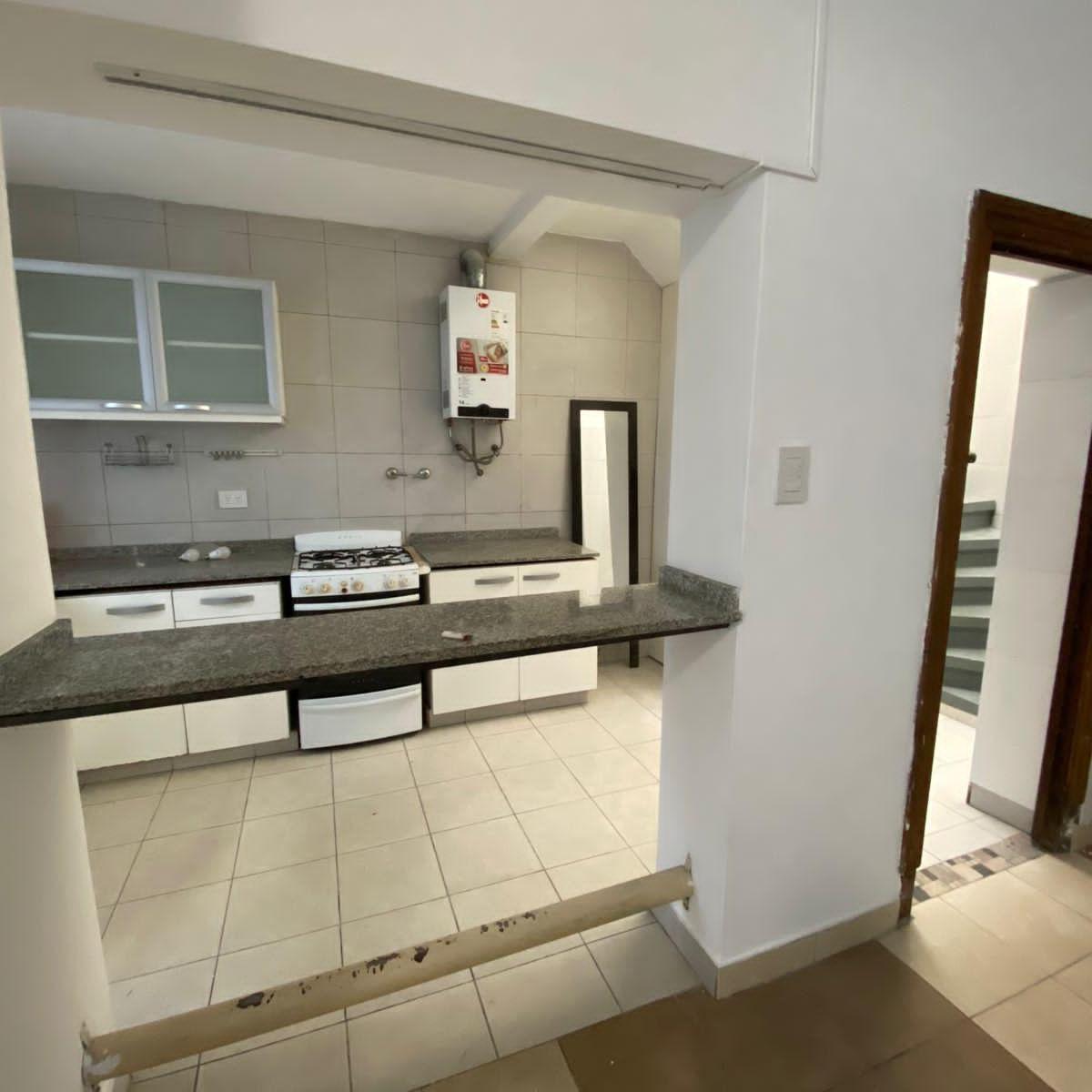 4 Ambientes Amplios Tipo Casa - Planta Baja y Primer Piso con Terraza y Patio (Se Vende con Renta) 1