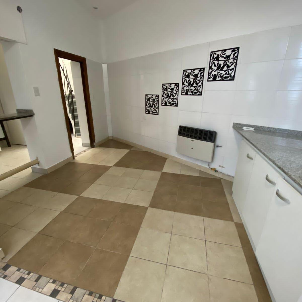 4 Ambientes Amplios Tipo Casa - Planta Baja y Primer Piso con Terraza y Patio (Se Vende con Renta) 3
