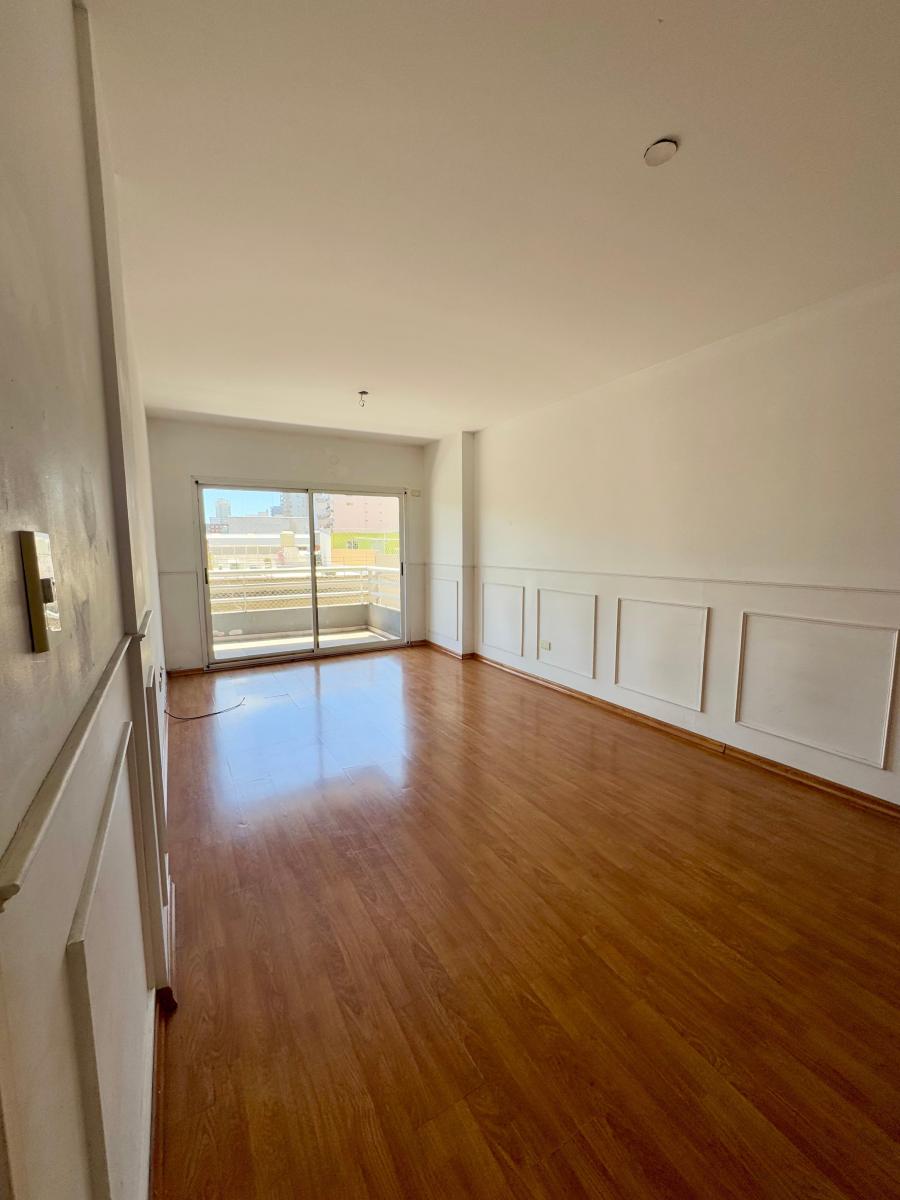 DEPARTAMENTO 4 AMBIENTES CON DEPENDENCIA EN VENTA
