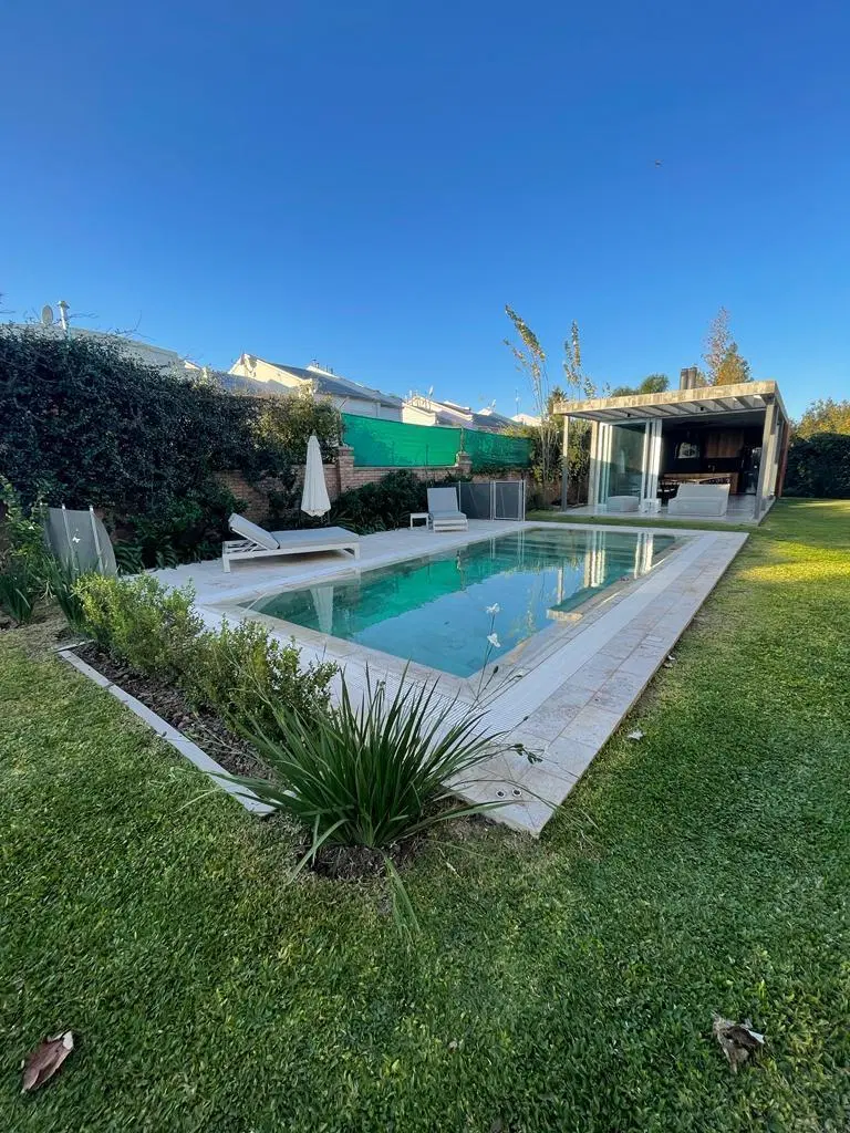 Exclusiva casa en venta de 3 dormitorios en Los Cerezos, Valle Escondido 4