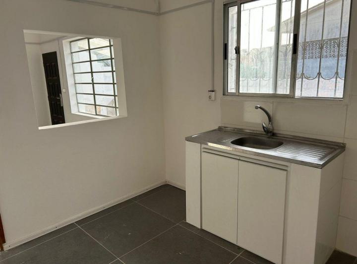 Se alquila local comercial en Av. Roosevelt, Pando 4
