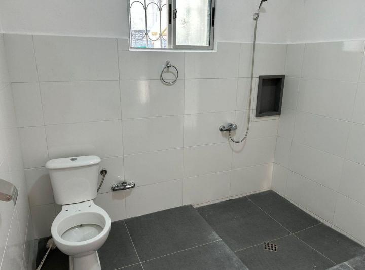 Se alquila local comercial en Av. Roosevelt, Pando 3