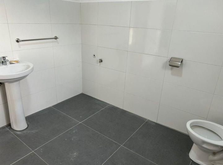 Se alquila local comercial en Av. Roosevelt, Pando 5