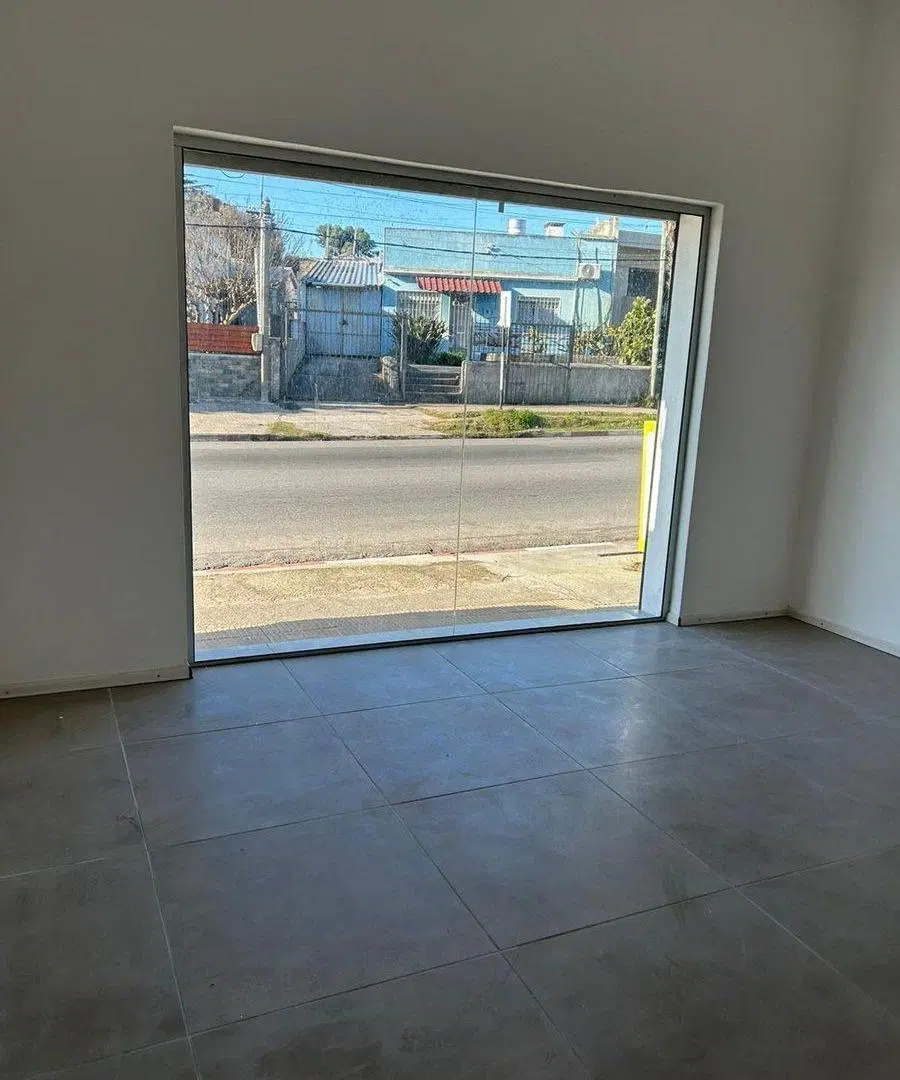 Se alquila local comercial en Av. Roosevelt, Pando 2