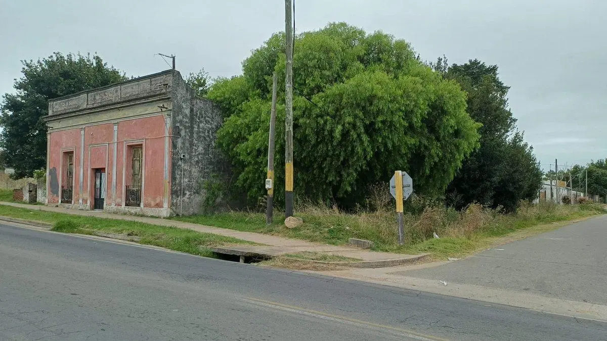 Venta de casa a reciclar con gran terreno en Pando 5