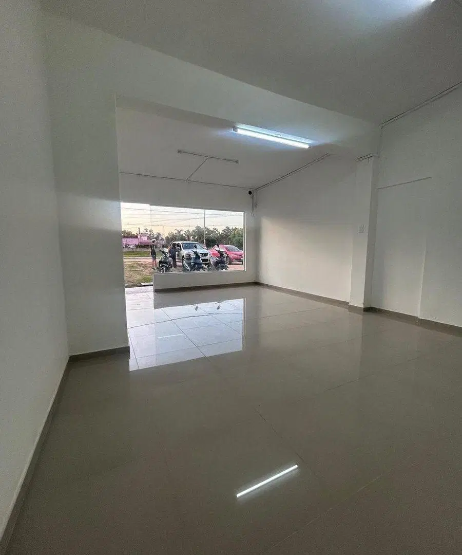 Alquiler de local comercial sobre Ruta 8 Km 26 3