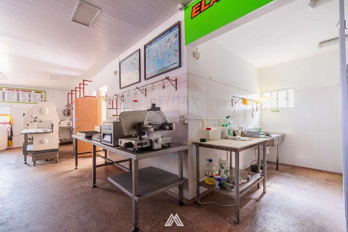 Venta de Local Comercial en esquina La Foresta 3