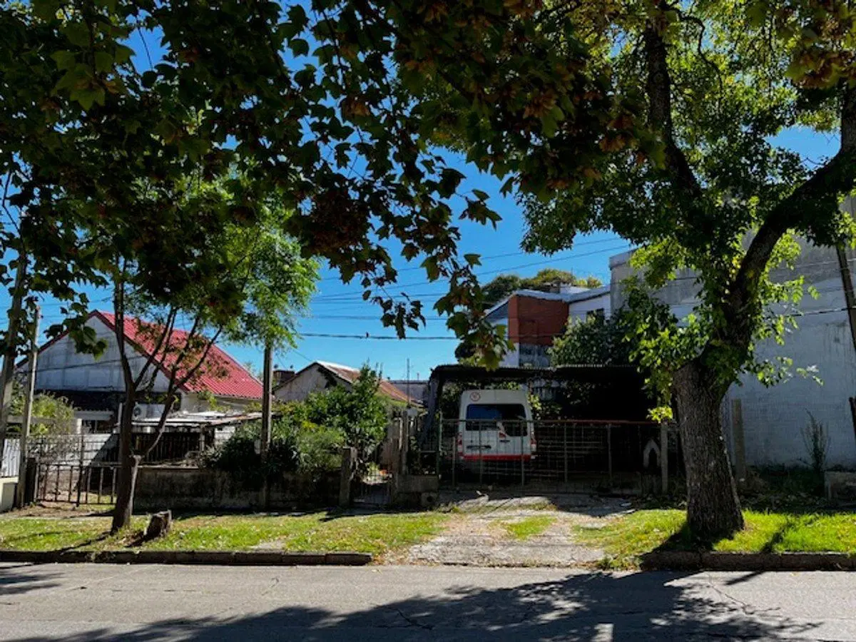 Venta terreno con mejoras en Aires Puros 5