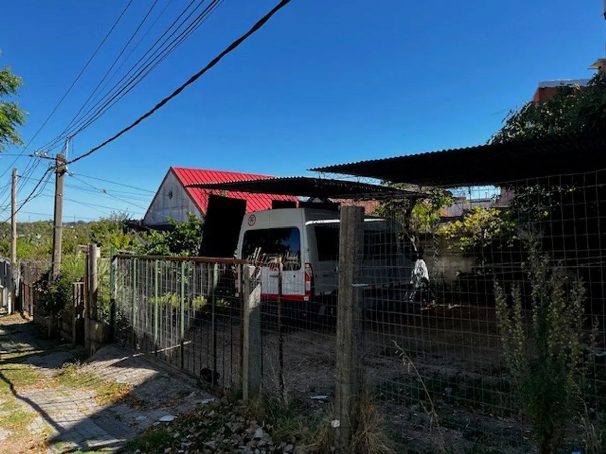 Venta terreno con mejoras en Aires Puros 3