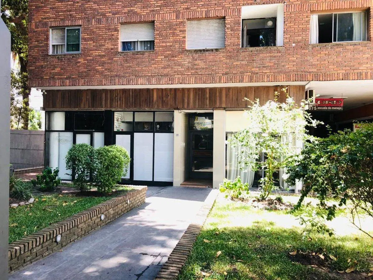 Venta local comercial en Pocitos, con Renta 5
