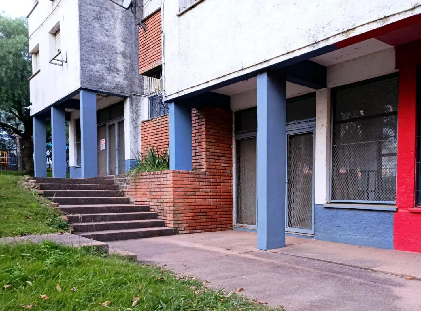 ALQUILER LOCAL COMERCIAL EN PANDO 3