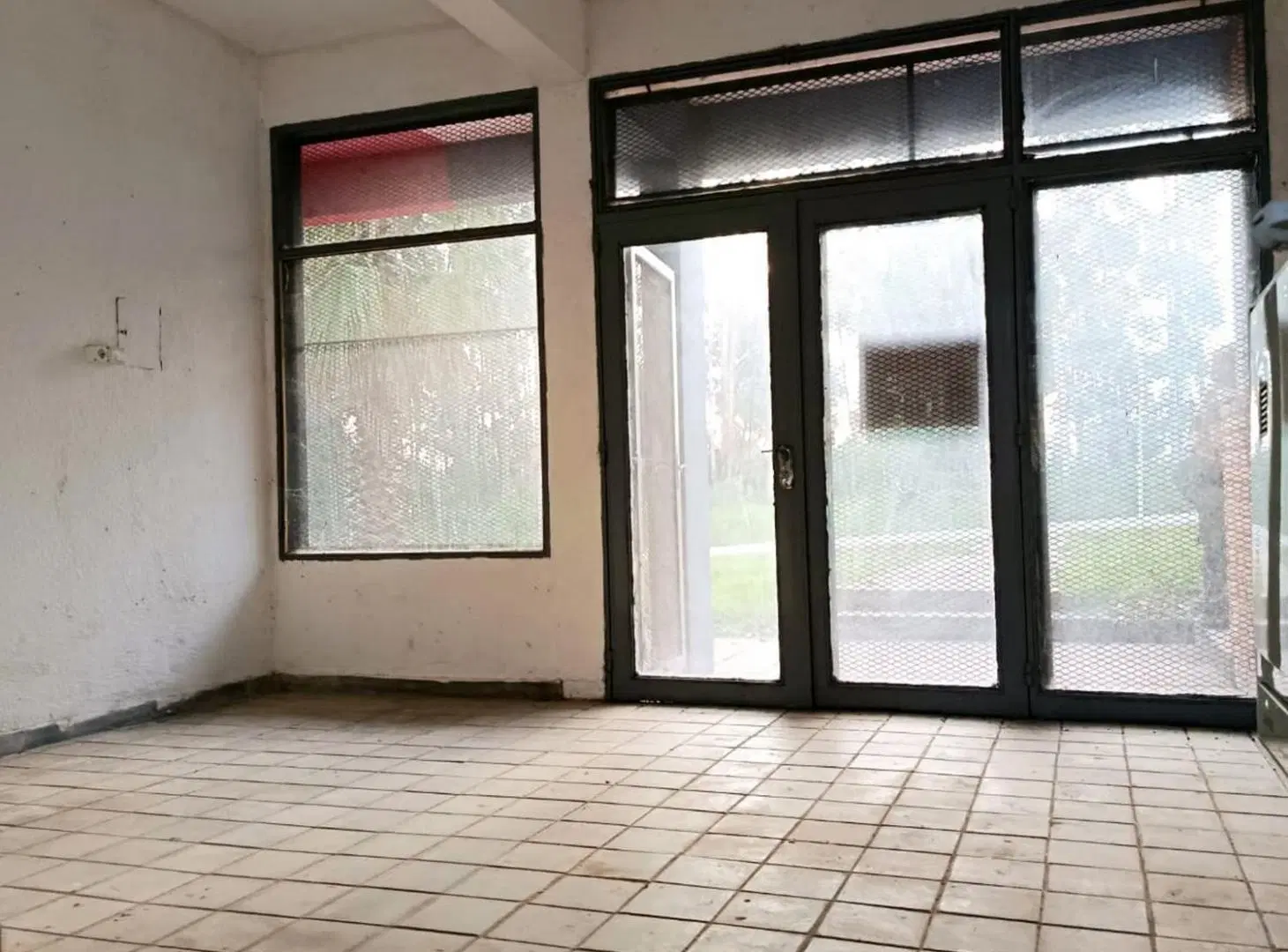 ALQUILER LOCAL COMERCIAL EN PANDO 4