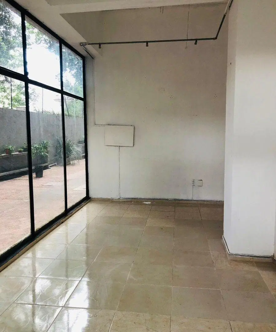 Se alquila local comercial en galeria Pocitos 2