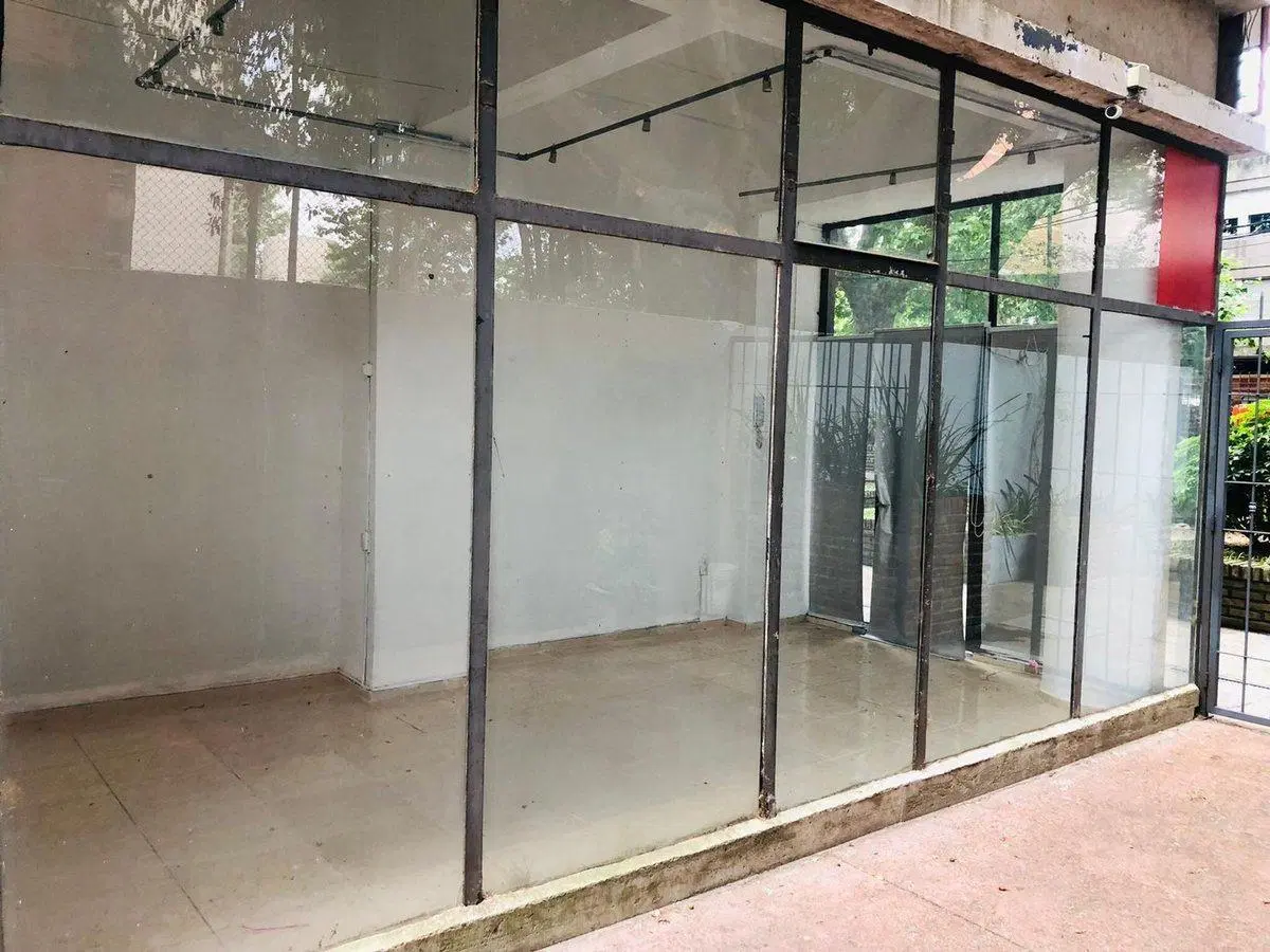 Se alquila local comercial en galeria Pocitos 3