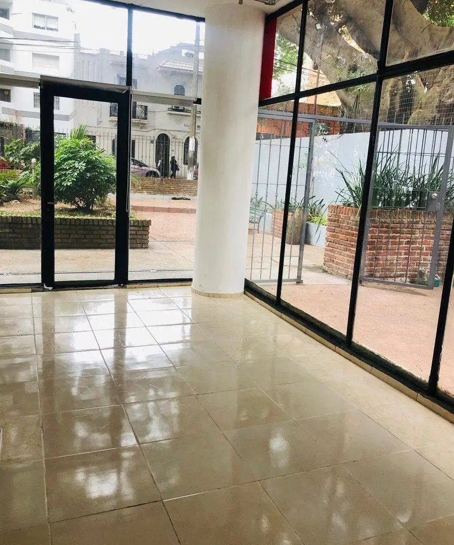 Se alquila local comercial en galeria Pocitos 5