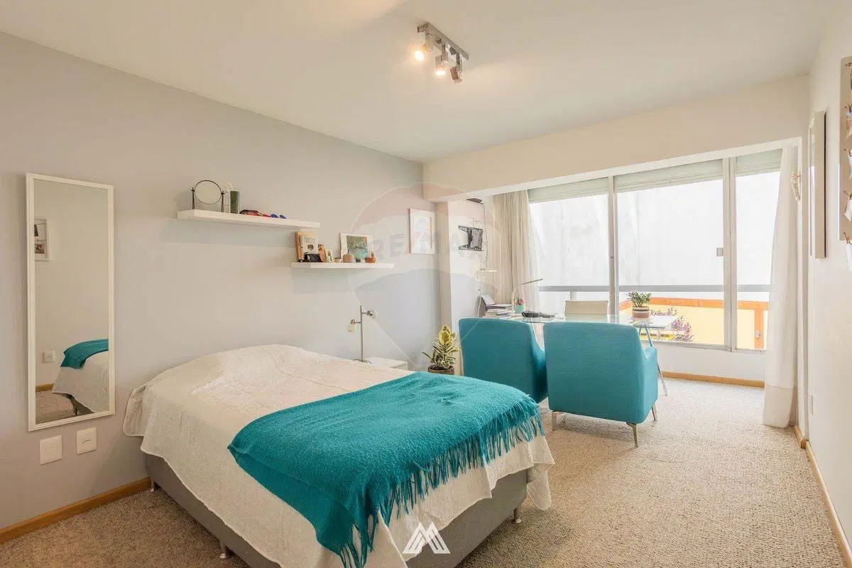VENTA PISO 3 DORM Y SERVICIO FRENTE AL MAR POCITOS 4