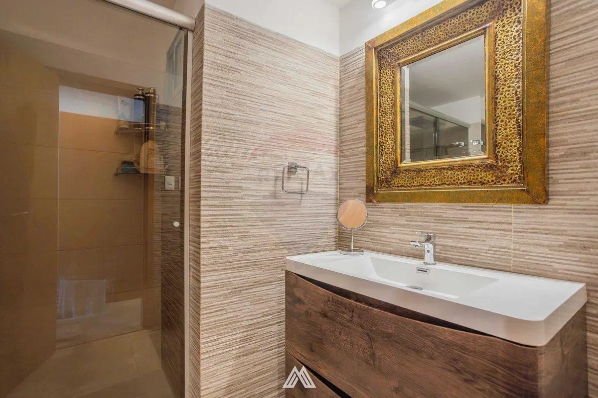 VENTA PISO 3 DORM Y SERVICIO FRENTE AL MAR POCITOS 2
