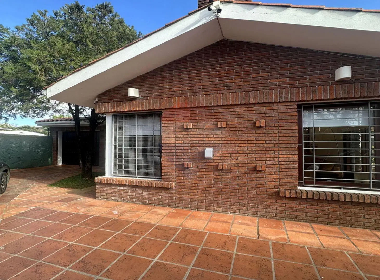 VENTA Casa de 3 dormitorios garaje y apto en Colón 3