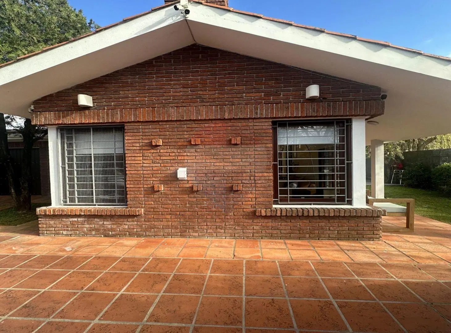 VENTA Casa de 3 dormitorios garaje y apto en Colón 5