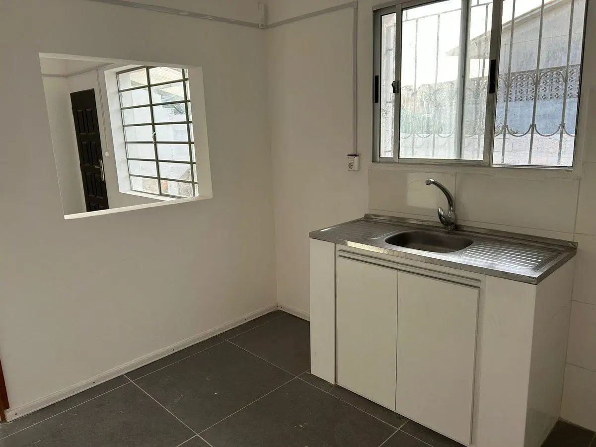 Se alquila local comercial en Av. Roosevelt, Pando 4