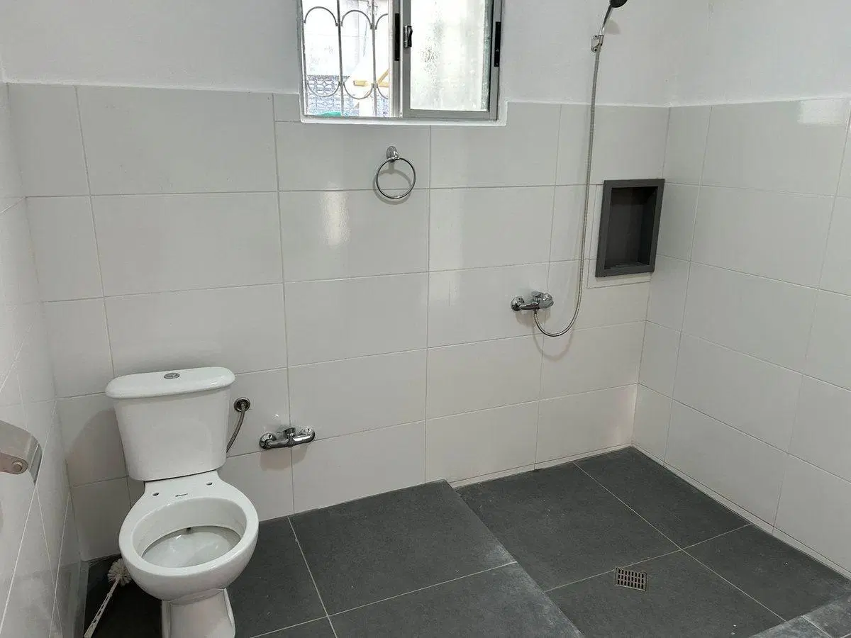 Se alquila local comercial en Av. Roosevelt, Pando 3