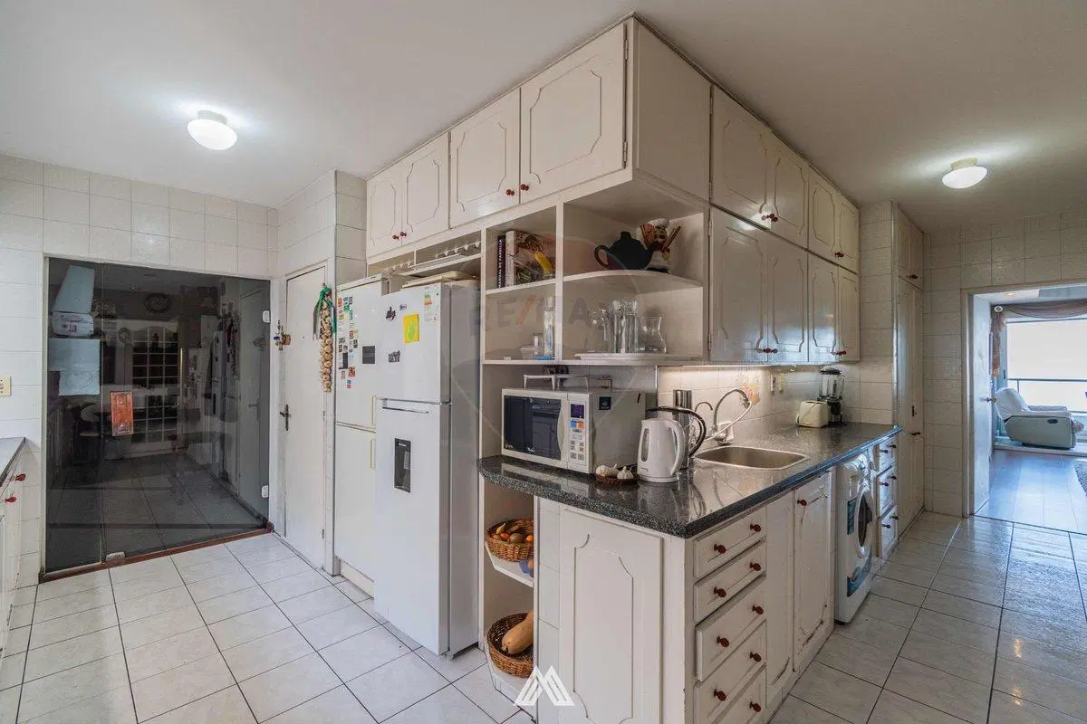 VENDE APARTAMENTO 4D + SERVICIO + 2GJE POCITOS 5