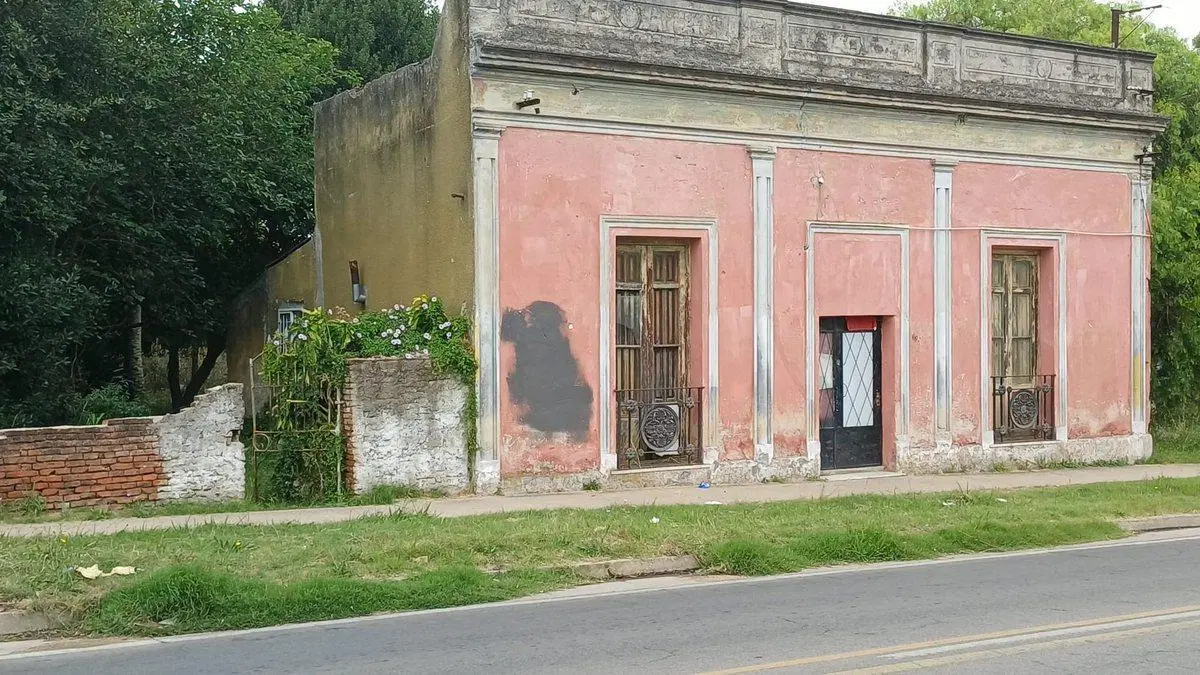 Venta de casa a reciclar con gran terreno en Pando 3