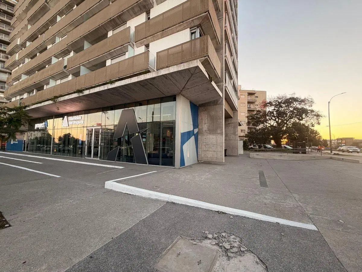 VENTA LOCAL CON RENTA SOBRE AV ITALIA 2