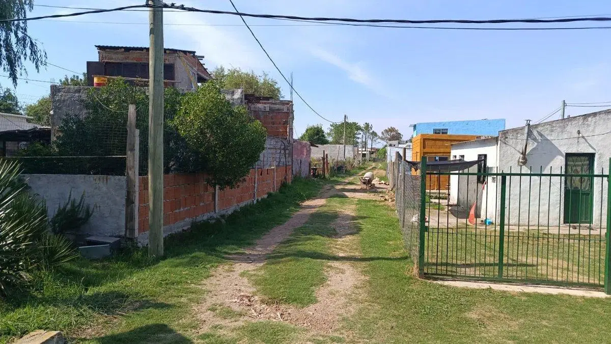 Venta de terreno con construcción en Empalme Olmos 5