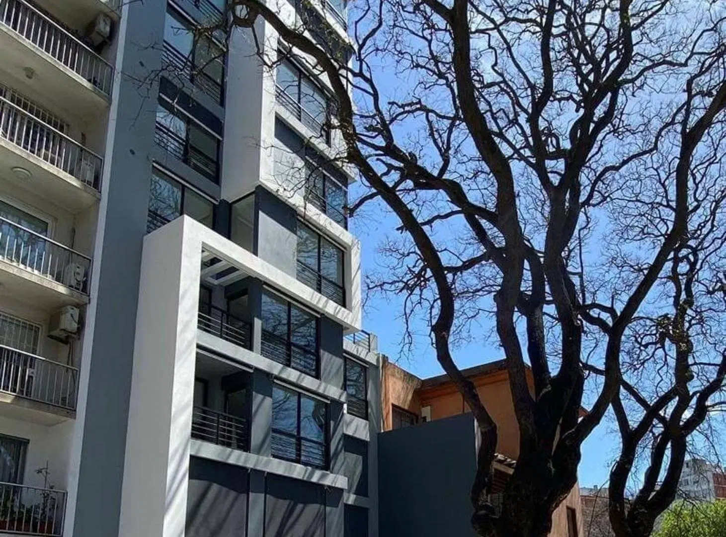VENTA COCHERA EN EDIFICIO YASS POCITOS 2