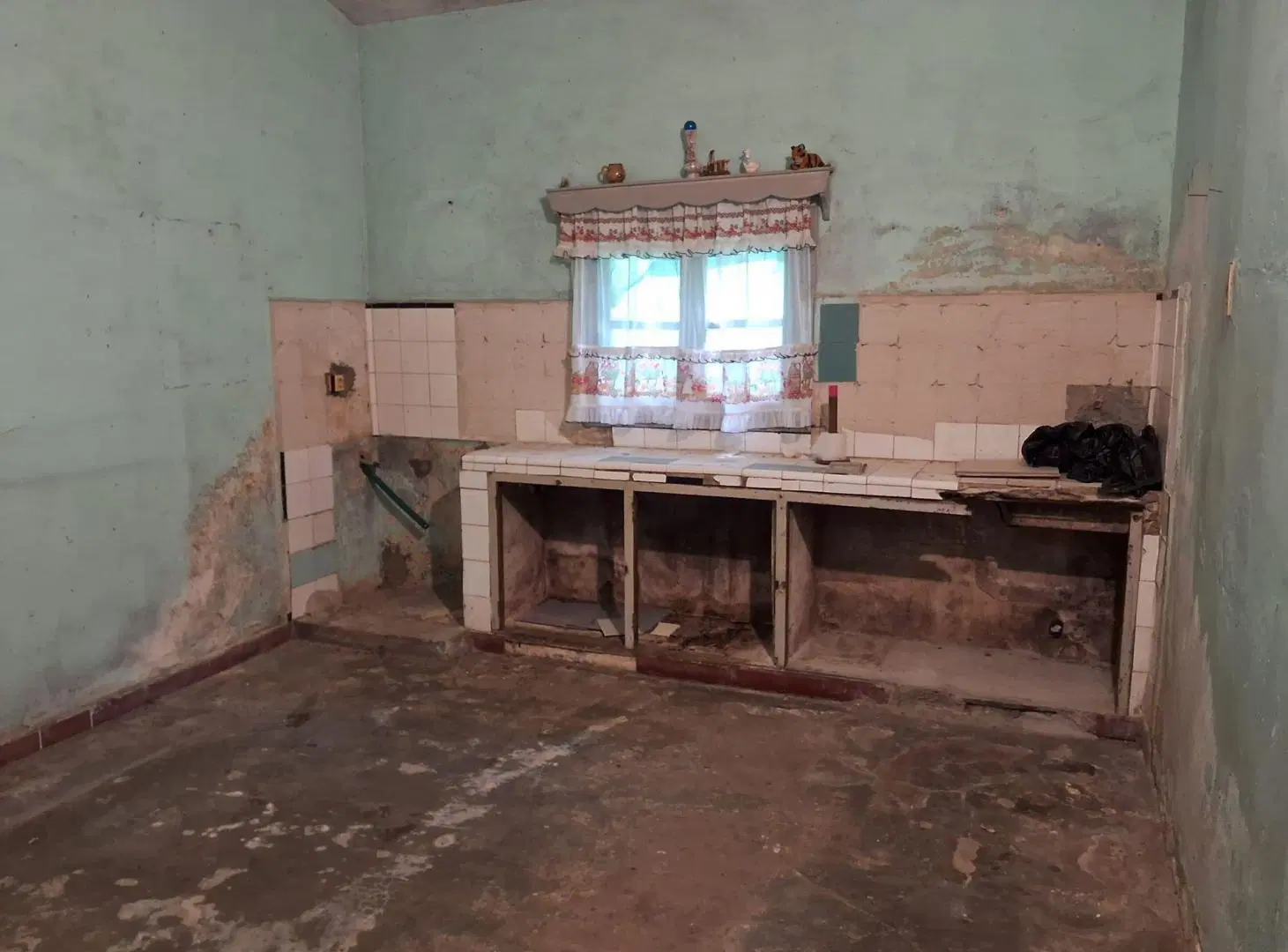 Se vende casa en Empalme Olmos con gran terreno. 3