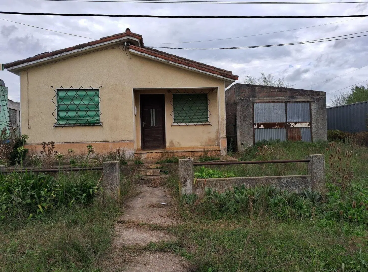 Se vende casa en Empalme Olmos con gran terreno. 1